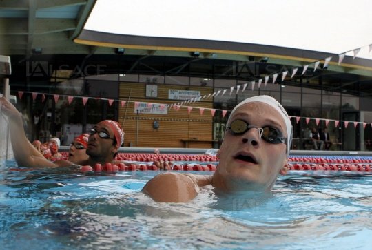 Yannick Agnel a partagé, hier, le bassin du centre d’entraînement du MON avec les nageurs mulhousiens dont le champion de France du 1 500 m, Enzo Vial-Collet. Photo Darek Szuster