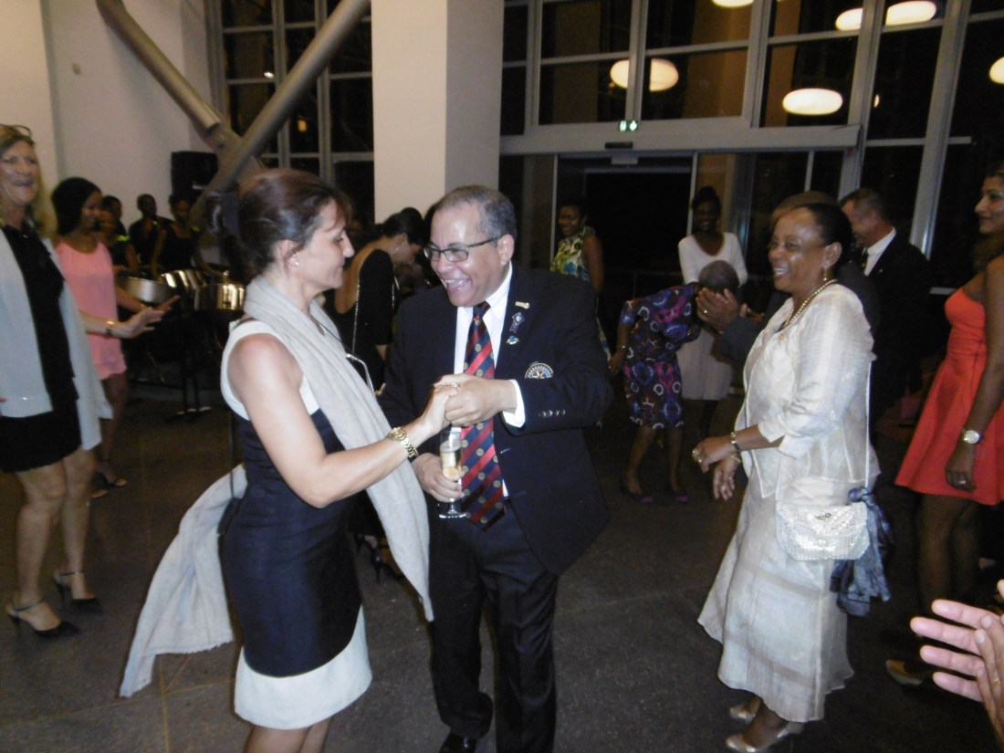 Un Gouverneur sachant aussi faire la f^te