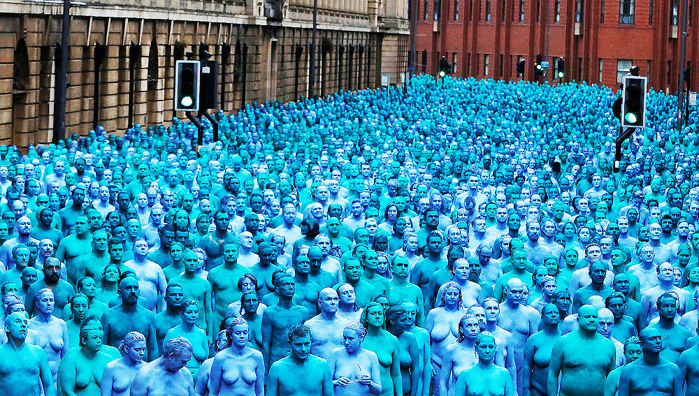 Nude models prepare to pose for a photograph by U.S. artist Spencer Tunick, for a project titled "Sea of Hull" in Hull city centre, northern England, July 9, 2016.   REUTERS/Andrew Yates  TEMPLATE OUT       TPX IMAGES OF THE DAY      - RTSH1H8